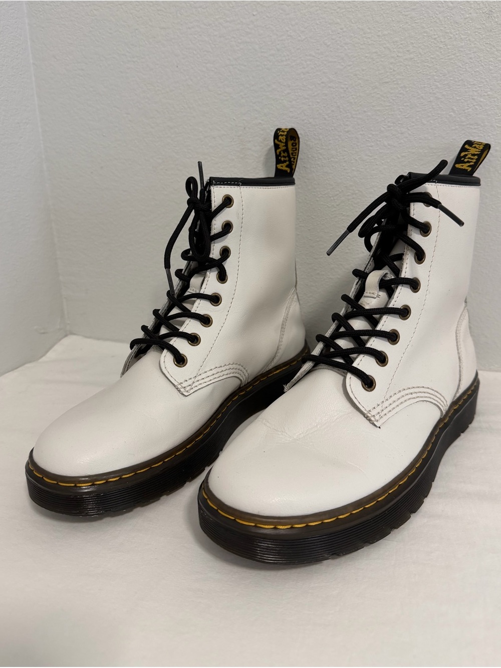 Dr. Martens Zavala white leather lace up combat boots size 8- M-7